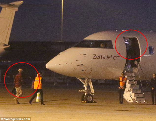  Katie Holmes và Jamie Foxx bị bắt gặp lên cùng một chuyến bay tới Paris, Pháp. 