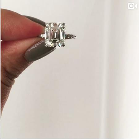 Sau khi nhận được một chiếc nhẫn kim cương siêu khủng từ bạn trai Martin Lawrence, Roberta Moradfar đã hạnh phúc chia sẻ với các fan tin tức đính hôn vào hồi tháng 3 năm nay