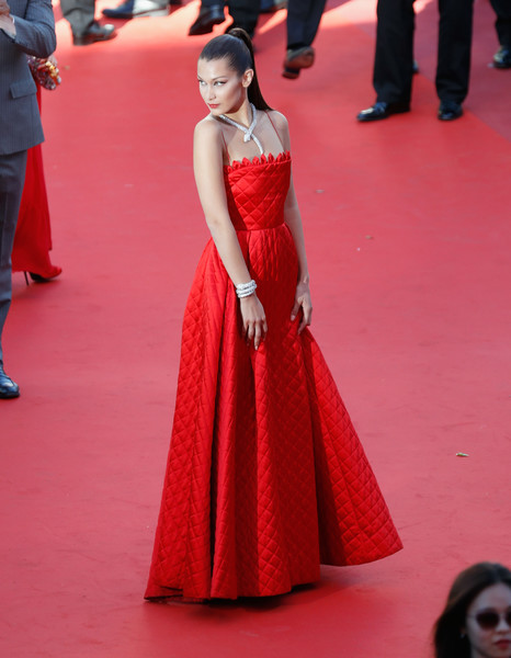  Bella Hadid diện đầm đỏ Dior thanh lịch, kiêu sa. 