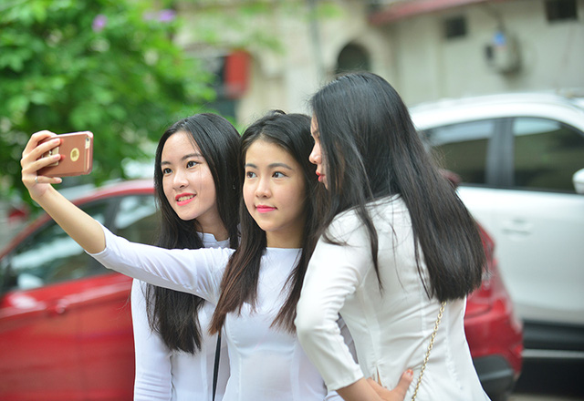  Nữ sinh toàn trường diện áo dài trắng tới dự lễ và các cô gái không quên lưu giữ những bức ảnh kỉ niệm. 