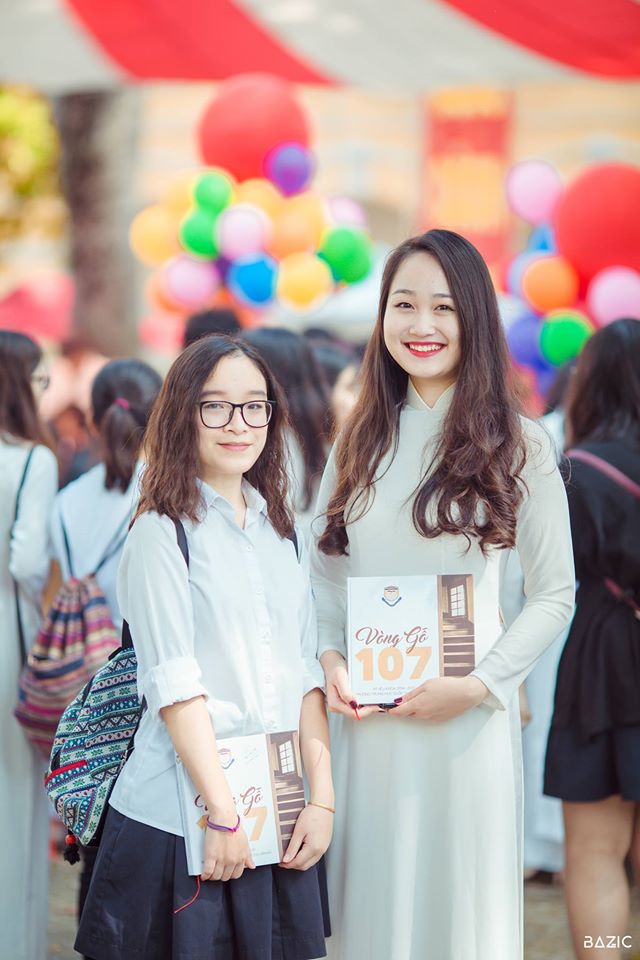 Trên tay Thu Hà và bạn là cuốn sách kỉ niệm dành cho các học sinh THPT Chu Văn An