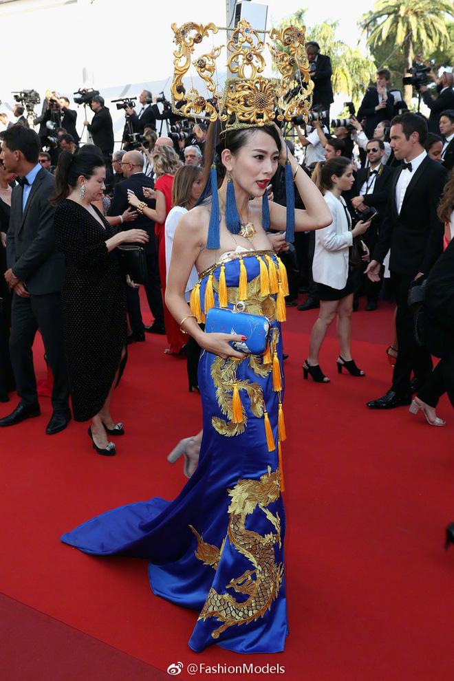 Ngày cuối Cannes, vẫn có người đẹp Cbiz vô danh quyết chơi trội bằng váy rồng và mũ cách cách phản cảm - Ảnh 1.