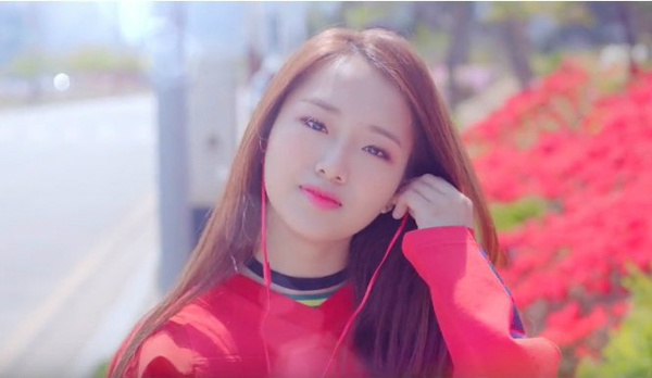 Bông hồng lai 18 tuổi đang gây sốt Kpop