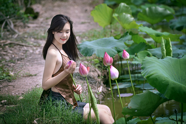 Hoa sen cũng là một trong những loài hoa yêu thích của Huyền Trang, bên cạnh hoa loa kèn, hoa hồng...
