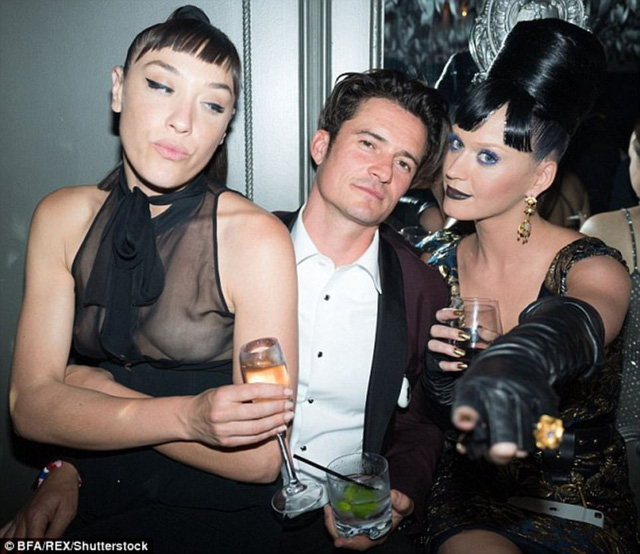  Mia Moretti còn xuất hiện bên Orlando Bloom và Katy Perry trong một vài bữa tiệc khi hai người còn hò hẹn. 