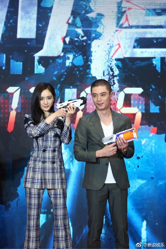  Trước đó, vào ngày 31/5, Dương Mịch sánh đôi cùng Hoắc Kiến Hoa tại buổi ra mắt bộ phim mới tại Bắc Kinh. 