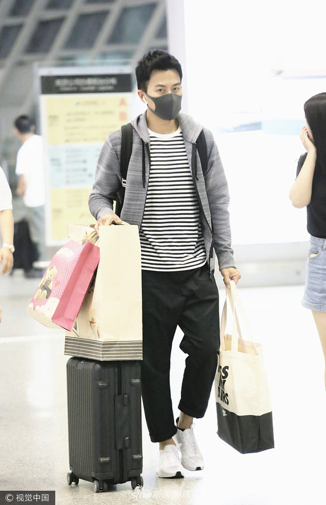  Trước đó, vào ngày 31/5, Lưu Khải Uy cũng có mặt một mình tại sân bay. Anh mang theo khá nhiều hành lý và túi xách lớn nhỏ. Được biết, anh về Hồng Kong để dự sinh nhật con gái cưng. 