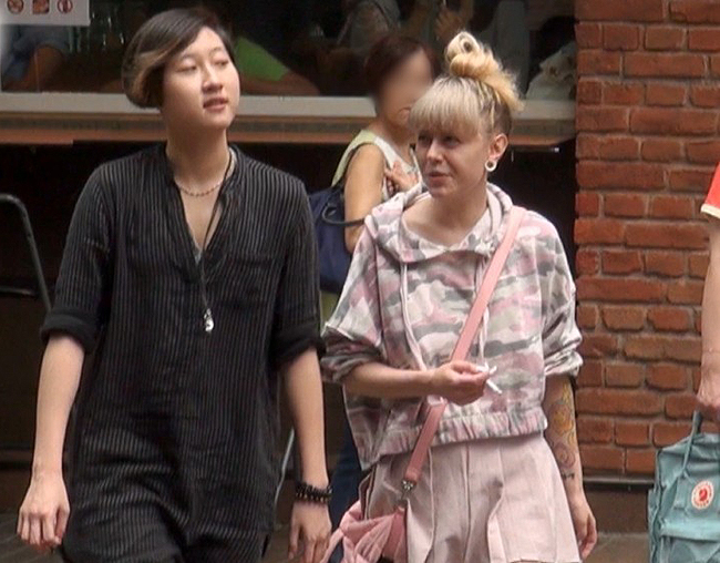 Con gái Thành Long cắt tóc tomboy, cặp kè bạn cùng giới bốc lửa