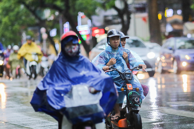 Những khoảng khắc đáng yêu hết nấc trong cơn mưa được trông đợi nhất từ đầu mùa - Ảnh 18.