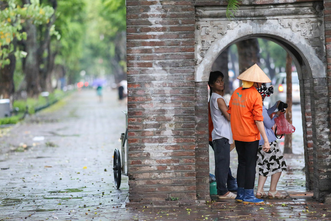 Những khoảng khắc đáng yêu hết nấc trong cơn mưa được trông đợi nhất từ đầu mùa - Ảnh 16.