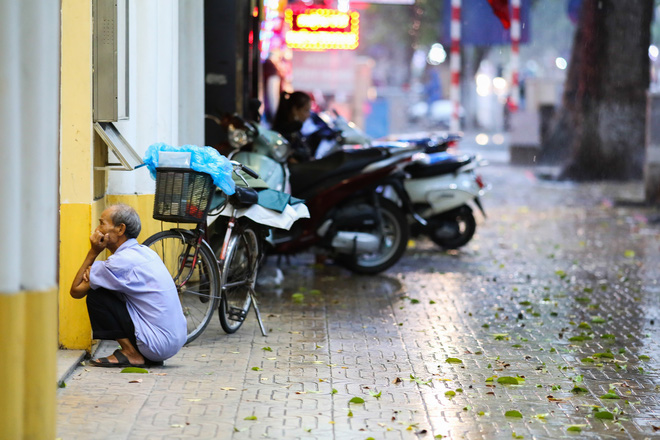 Những khoảng khắc đáng yêu hết nấc trong cơn mưa được trông đợi nhất từ đầu mùa - Ảnh 4.