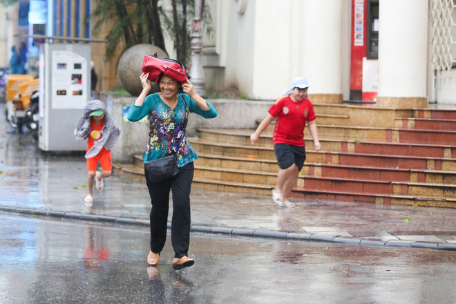 Những khoảng khắc đáng yêu hết nấc trong cơn mưa được trông đợi nhất từ đầu mùa - Ảnh 2.