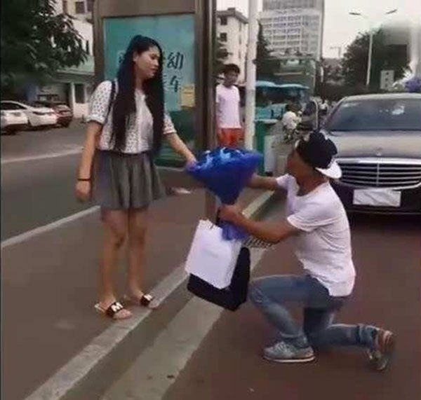 Đi xe sang tỏ tình, thiếu gia muối mặt vì thua gã đi xe đạp điện
