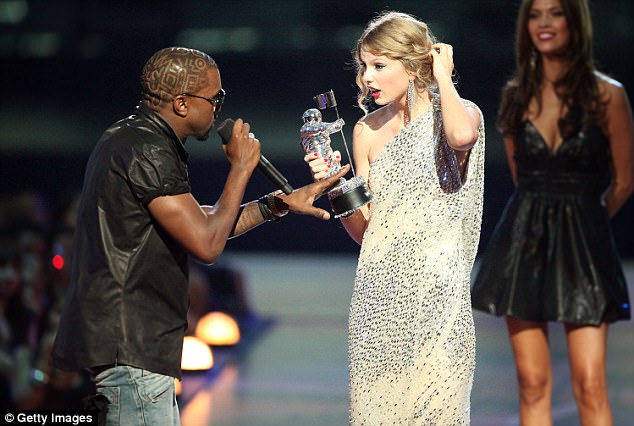 Chuyện chưa kể: Taylor và Beyoncé bật khóc trong hậu trường sau scandal Kanye giật mic Taylor tại VMAs 2009 - Ảnh 2.