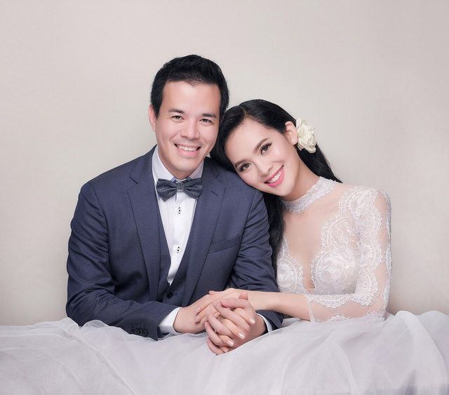 Doanh nhân Việt Anh cầu hôn Sang bằng buổi xem phim nhẹ nhàng, anh trao nhẫn cho cho cô trong sự bất ngờ và hạnh phúc.