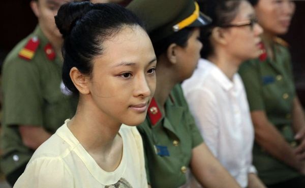 Trương Hồ Phương Nga và và bạn của hoa hậu là cô Nguyễn Đức Thùy Dung bị TAND TPHCM đưa ra xét xử về tội “Lừa đảo chiếm đoạt tài sản”.