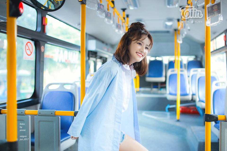 Mới đây, những bức ảnh của một cô nàng xinh xắn, đáng yêu chụp ảnh trên xe bus sau khi được chia sẻ trên mạng xã hội đã nhận được sự chú ý đặc biệt của dân mạng.