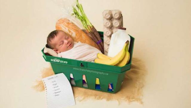  Để kỷ niệm ngày Ezra đến với thế giới theo cách hết sức đặc biệt, Ezra đã được đặt nằm trong chiếc giỏ xách hàng trong siêu thị để chụp ảnh sơ sinh. 