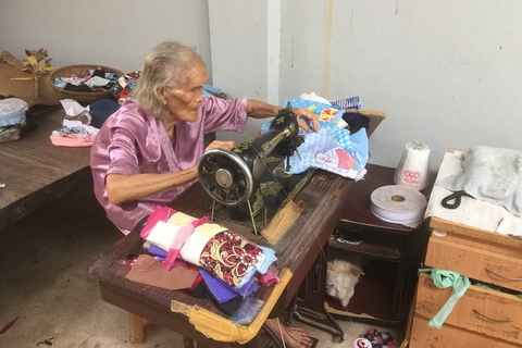 Cụ bà ngoài 90 tuổi vẫn ngồi máy khâu, miệt mài may chăn tặng người nghèo