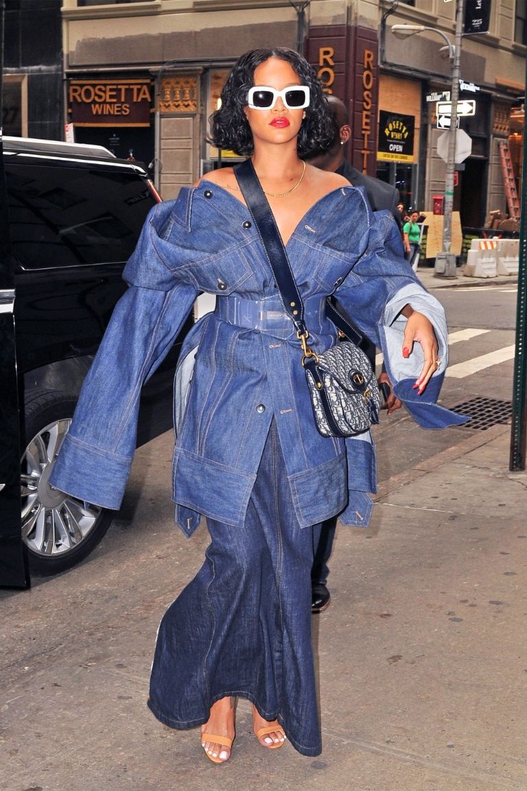 Rihanna va nhung lan dien trang phuc khong giong ai hinh anh 2