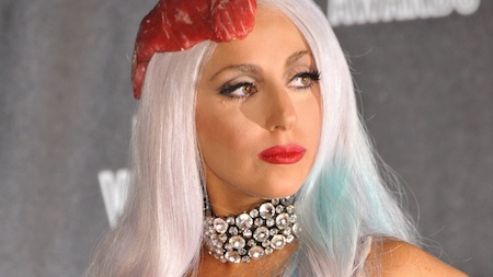Trợ lý Jennifer ONeill của Lady Gaga đã đâm đơn kiện nữ ca sĩ quái chiêu và cáo buộc Lady Gaga keo kiệt không chịu trả tiền làm thêm giờ. Jennifer ONeill còn khẳng định mình không được thuê phòng ngủ riêng trong khách sạn mà phải túc trực để đáp ứng mọi đòi hỏi của Lady Gaga.