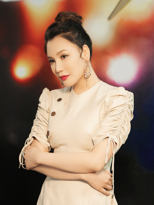  Ca sĩ Hồ Quỳnh Hương được cho là bức xúc về vị trí ghế nóng nên đã hủy show vào phút cuối 