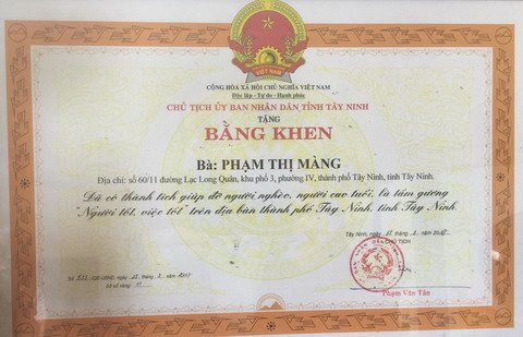  Bằng khen của UBND tỉnh Tây Ninh tặng bà Phạm Thị Màng. 