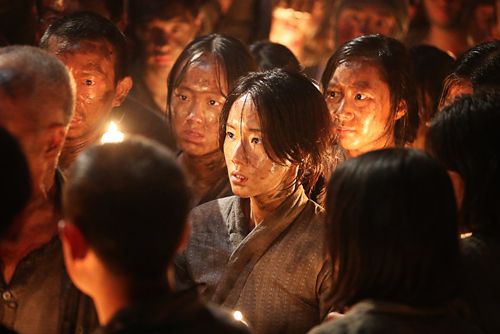 &#34;Đảo địa ngục&#34; của Song Joong Ki lập kỷ lục lịch sử phim Hàn - 11