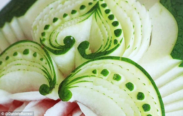 Nghệ sĩ tài ba biến rau quả thành tác phẩm điêu khắc thu hút mọi ánh nhìn