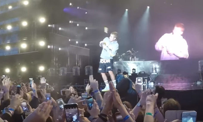 Justin Bieber bị khán giả ném chai nước vì...không thuộc lời