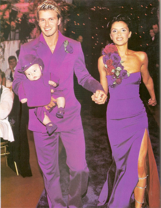 Vợ chồng Becks với trang phục cưới màu tím nổi bật