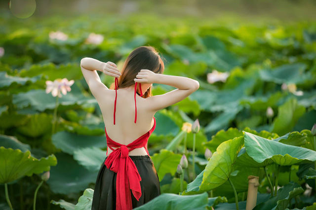  Áo yếm là trang phục được các cô gái chọn lựa nhiều hơn cả khi chụp ảnh cùng loài hoa tượng trưng cho vẻ đẹp thuần Việt này (ảnh: Huy Hoàng Đoàn). 