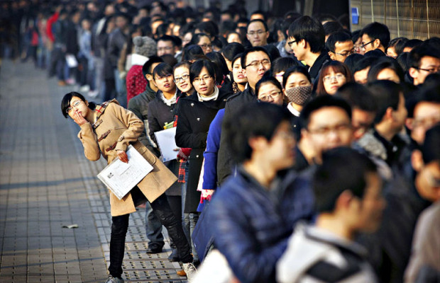 Hàng người xin việc tại Trung Quốc - Ảnh: Reuters