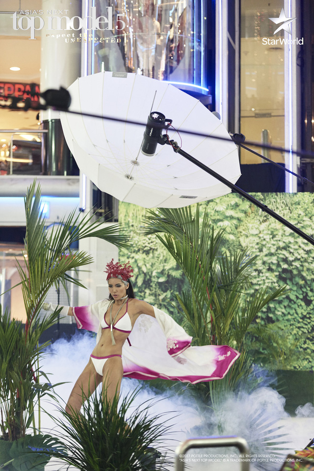 Trong buổi chụp, siêu mẫu Châu Á diện một bộ bikini hai mảnh gợi cảm phối cùng áo khoác dáng dài và giày trượt băng.