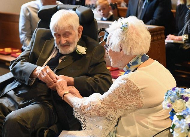 Cụ ông 93 và cụ bà 95 tuổi trao nhẫn cưới cho nhau