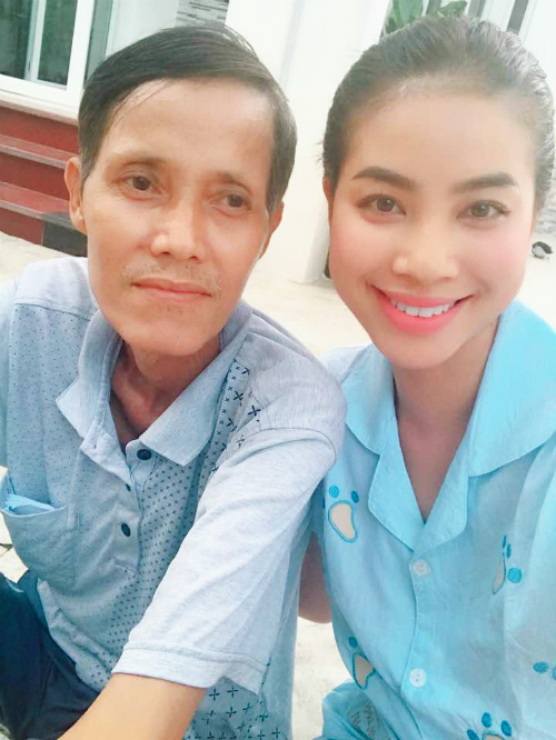  Phạm Hương và cha của mình trong lần mới nhất cô trở về thăm gia đình 