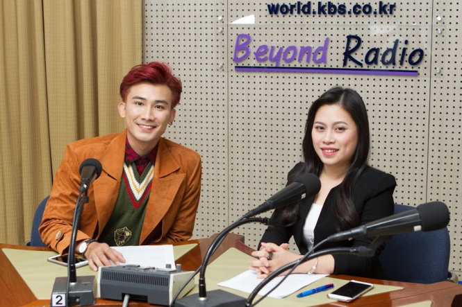 Dịp này, Chí Thiện cũng đến thăm đài SM và SBS của Hàn Quốc. Anh cũng đã có buổi phỏng vấn với KBS World Radio, hát tặng một ca khúc tiếng Việt của mình và hai trích đoạn ca khúc tiếng Hàn và tiếng Thái Ảnh: Lâm Đỗ