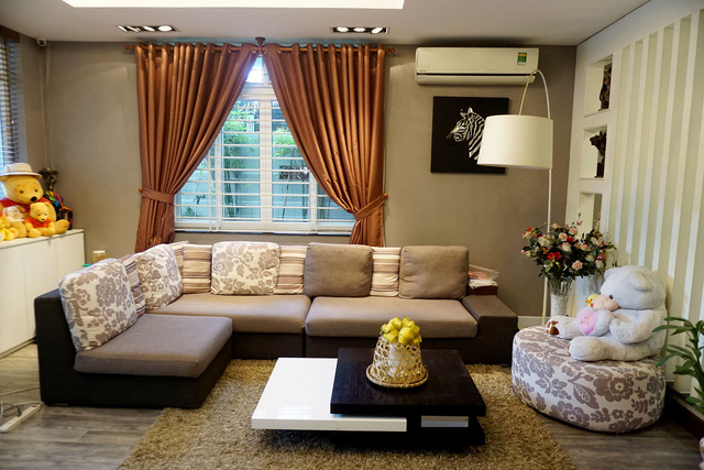  Phòng khách được bài trí khá đơn giản và là nơi được dùng làm phòng giải trí của gia đình 