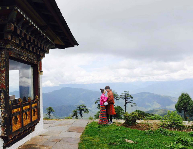 Hồ Quang Hiếu và Bảo Anh khoe ảnh đi du lịch cùng nhau ở đất nước Bhutan thanh bình. Trước nay Hồ Quang Hiếu vẫn rất thích đi du lịch, khi có bạn gái Bảo Anh thì anh thường đi cùng với cô.