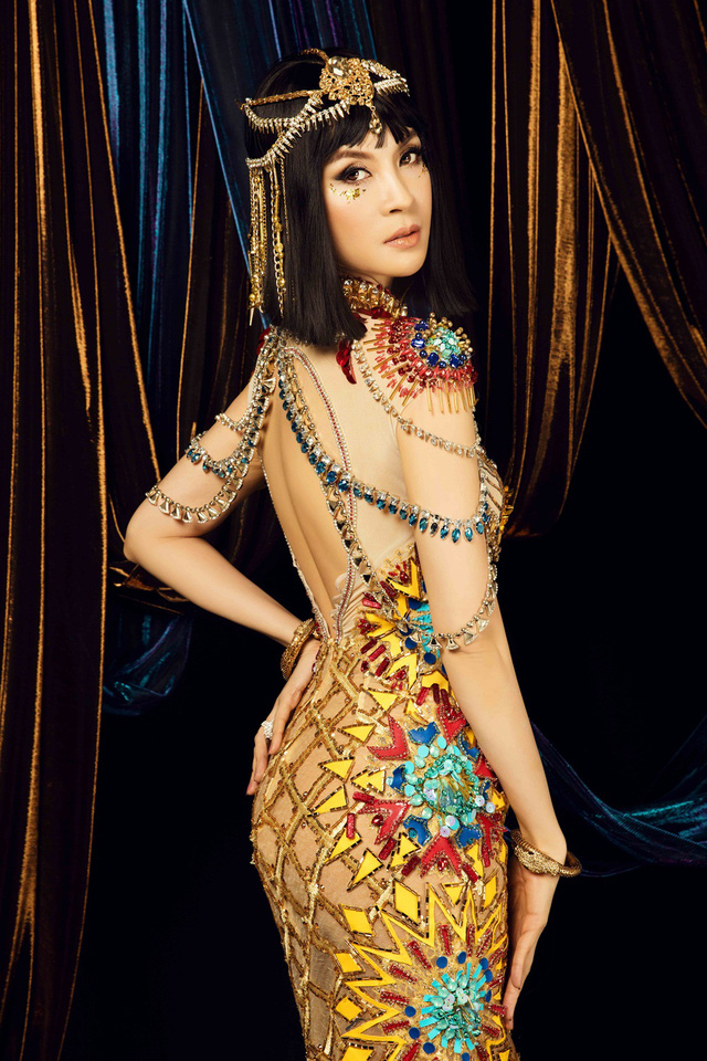 Vốn có vóc người mảnh mai như thiên nga, Thanh Mai rất phù hợp với những bộ đầm sexy và cầu kỳ hoặc đơn giản nhưng vẫn toát lên vẻ sang trọng.