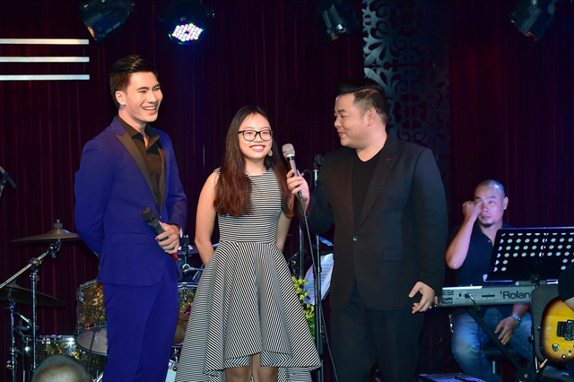 Đêm nhạc còn có sự góp giọng của con nuôi Quang Lê - Phương Mỹ Chi...