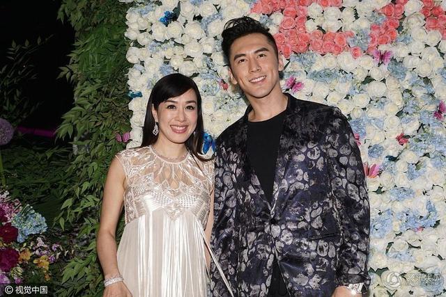  Tháng 11 năm ngoái, Chung Lệ Đề quyết định lên xe hoa lần thứ ba với nam diễn viên kiêm người mẫu Trương Luân Thạc, kém cô tới 12 tuổi sau vài năm hò hẹn. 