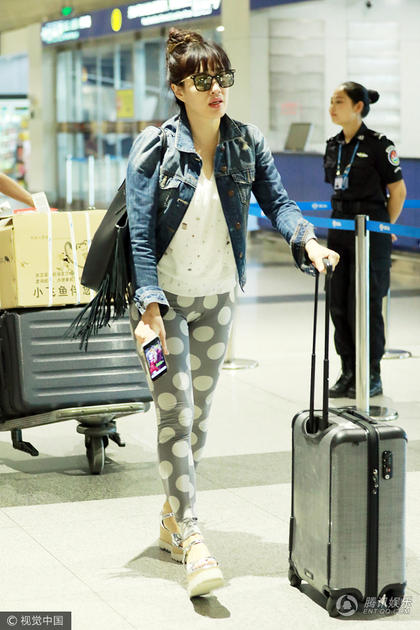  Ngày 28/6 vừa rồi, Lệ Đề xuất hiện một mình tại sân bay. Cô vẫn giữ phong cách trẻ trung quen thuộc. 