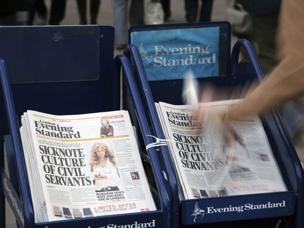Tờ báo London Evening Standard được cung cấp miễn phí cho độc giả, nhưng hai người đàn ông đã bị bắt vì lấy tờ báo này với số lượng quá nhiều