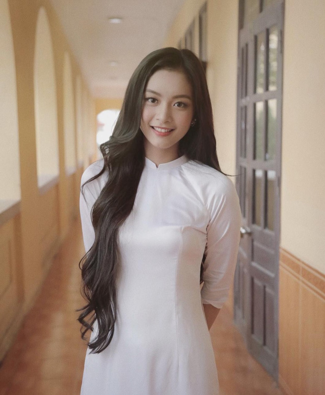 Nữ sinh Hải Phòng sinh năm 1999: Đẹp rạng ngời trong tà áo dài trắng tinh khôi - Ảnh 1.