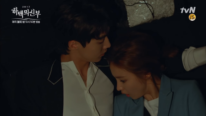 “Cô Dâu Thủy Thần”: Mới tập 1, “Hà Bá” Nam Joo Hyuk đã mạnh bạo khóa môi Shin Se Kyung - Ảnh 21.