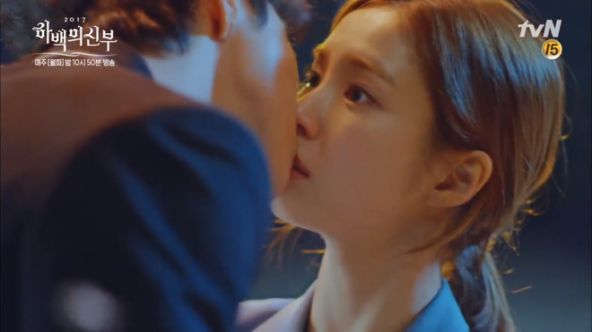 “Cô Dâu Thủy Thần”: Mới tập 1, “Hà Bá” Nam Joo Hyuk đã mạnh bạo khóa môi Shin Se Kyung - Ảnh 5.