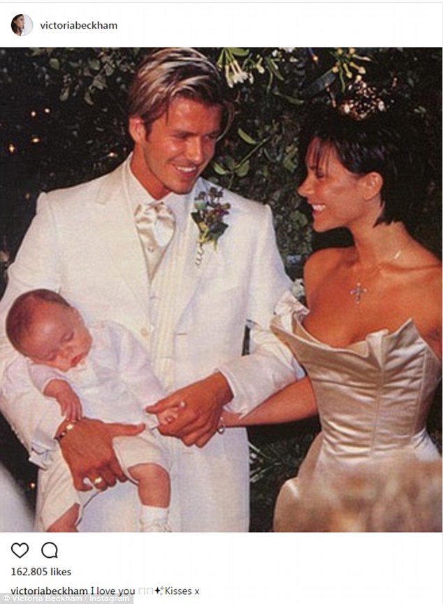  Cặp đôi vàng của làng giải trí thế giới làm đám cưới vào năm 1999, một năm sau khi David ngỏ lời cầu hôn Victoria và cậu con trai Brooklyn của họ chào đời. 