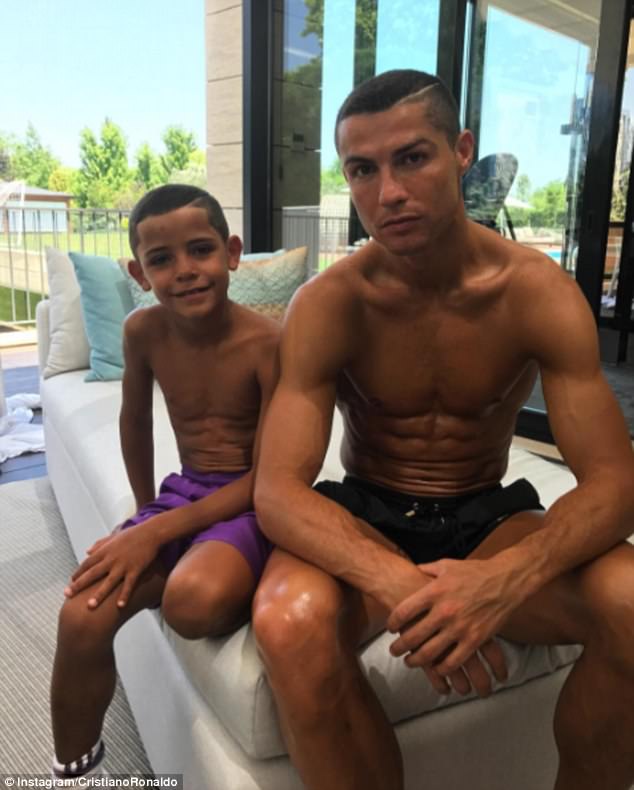  Cristiano Ronaldo và cậu con trai lớn 7 tuổi 