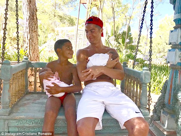  Cristiano Ronaldo hạnh phúc bên ba con trong kỳ nghỉ mới đây cùng gia đình. 